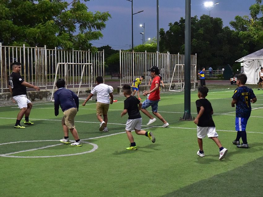 ESPACIOS DEPORTIVOS AL SERVICIO DE TODOS

Ya son 372 parques con canchas renovadas, donde benefician a más de 5.000 niños y jóvenes deportistas cada mes.

Con mejoras en pisos, arcos, mallas e iluminación, barrios como Martha de Roldós, Guasmo Sur, Sauces, Samanes y más ya