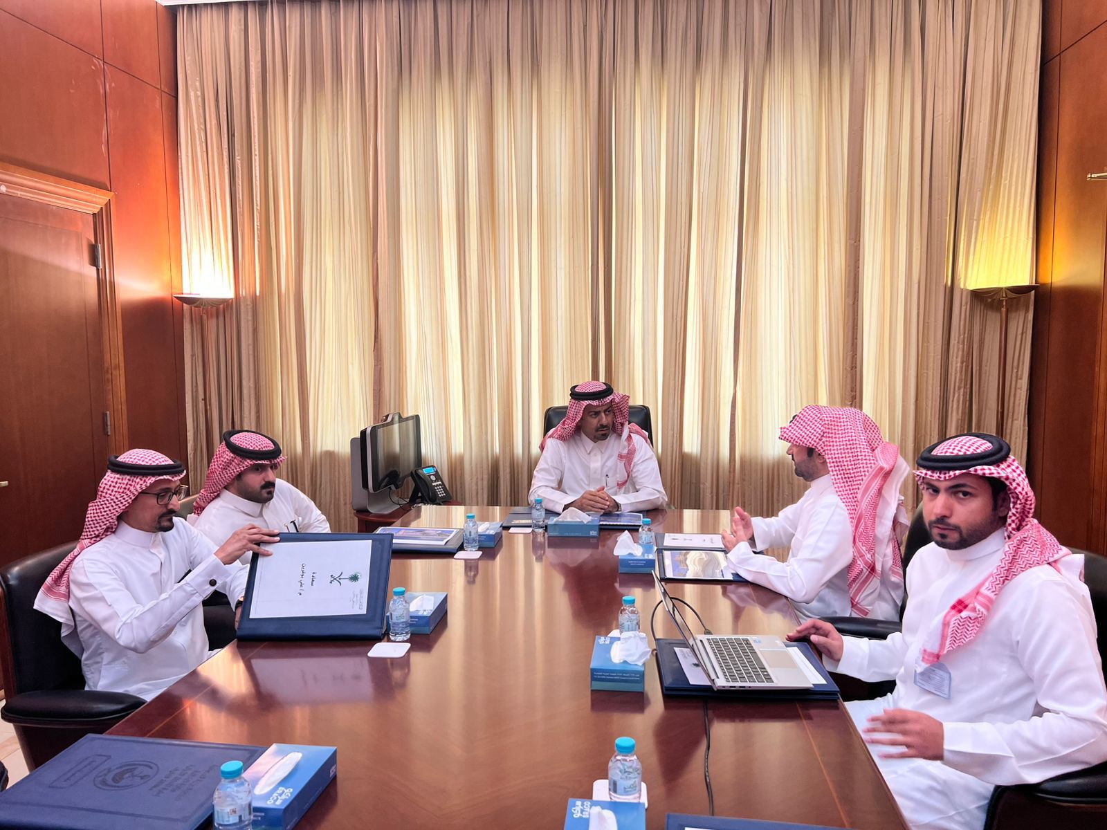 شاهد الآن محافظ القطيف يطّلع على مشاريع شركة المياه الوطنية وخطط استكمال الربط بشبكة المياه المحلاة 