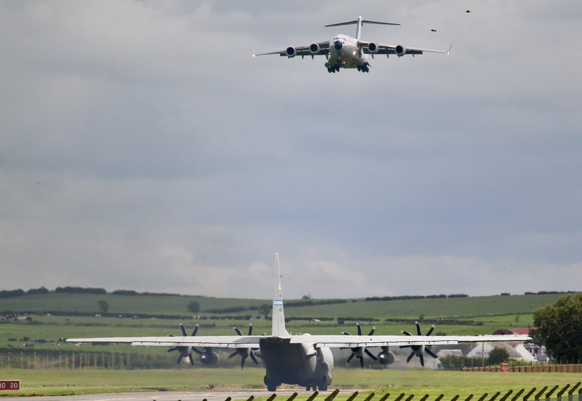 frantic_gold's tweet photo. Arriving into Prestwick from Kuwait City today, the handsome Kuwait Air Force ๐ฐ๐ผ #C17 #KAF343 as #KAF3201 #SpottingFromTheMound #avgeek https://t.co/zzquSYvuPv