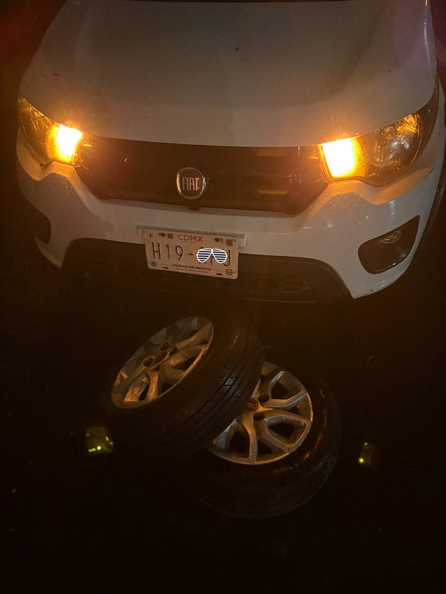 YairRodriguez16's tweet photo. Gracias por tener el Edo. Méx. echo un asco @delfinagomeza @tultitlan 2 llantas voladas 😡 https://t.co/eUtOCdmvYe