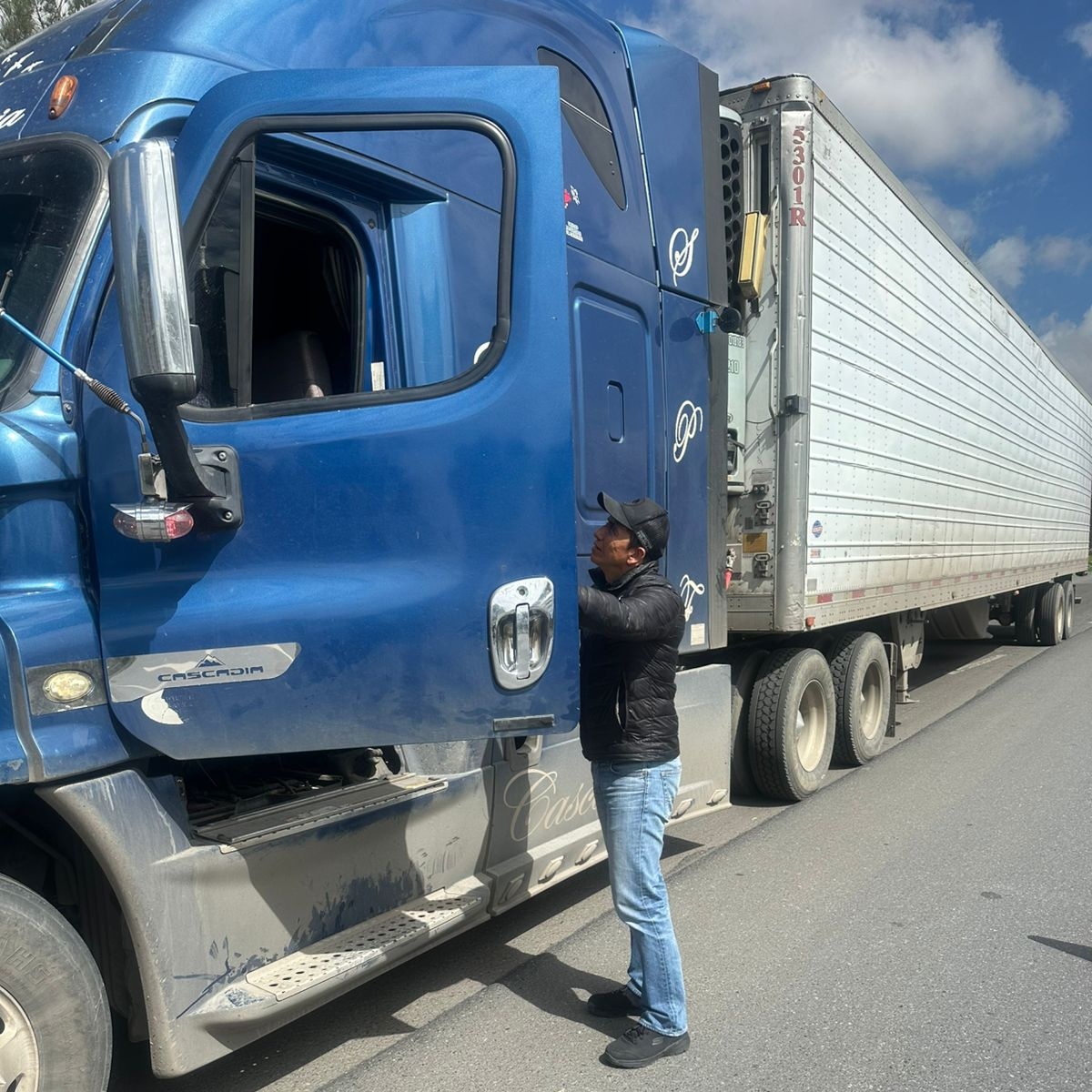 SICT_Zacatecas's tweet photo. Inspectores de Autotransporte Federal del Centro #SICTZacatecas fomentan las buenas prácticas de conducción y #SeguridadVial en la Semana de la Operación del #ConductorSeguro.🚛
📌Carreteras #Zacatecas-Durango y Zacatecas-Aguascalientes. https://t.co/PZ0m3iHhSm