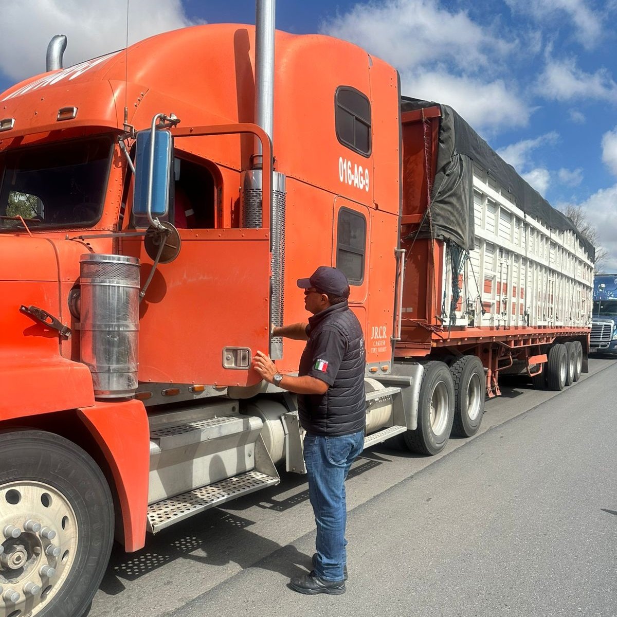 SICT_Zacatecas's tweet photo. Inspectores de Autotransporte Federal del Centro #SICTZacatecas fomentan las buenas prácticas de conducción y #SeguridadVial en la Semana de la Operación del #ConductorSeguro.🚛
📌Carreteras #Zacatecas-Durango y Zacatecas-Aguascalientes. https://t.co/PZ0m3iHhSm