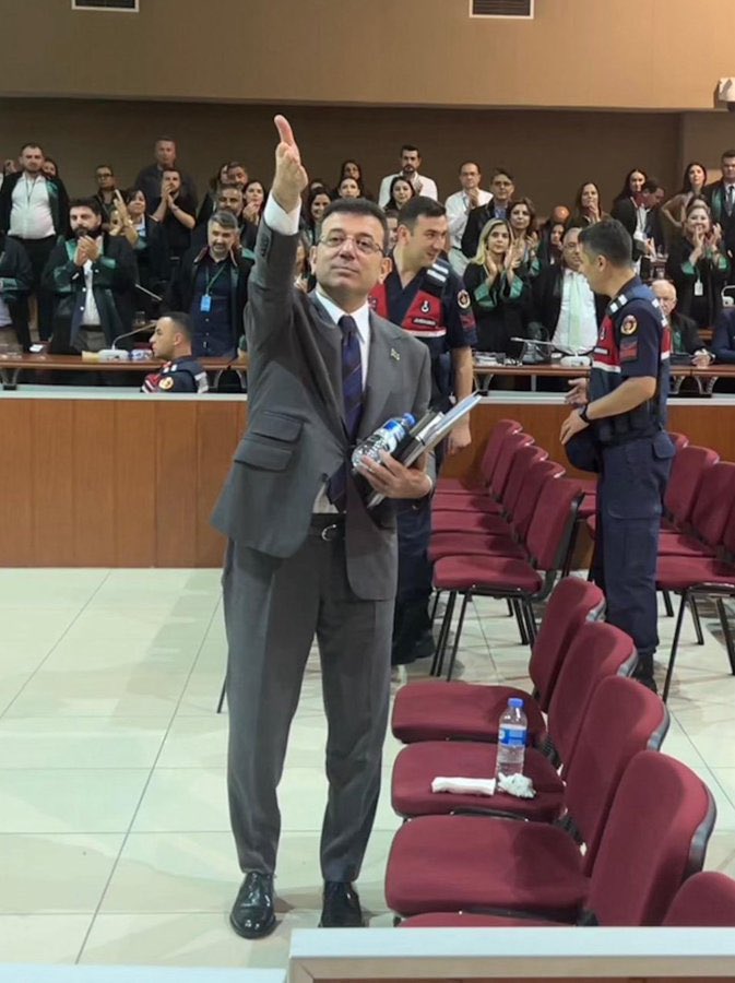 Korkmakta çok haklılar.  Mental sapasağlam, duruş çok net.  İmamoğlu savunma değil atak yapıyor.  Bu fotoğrafın mesajını alt etmeleri çok zor.