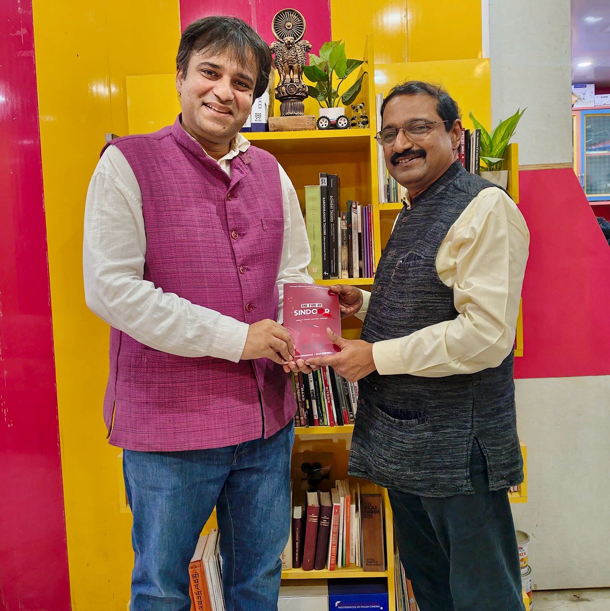 🎬 Mr. Murtaza Ali Khan, esteemed film critic &amp; journalist, presented 𝐓𝐡𝐞 𝐅𝐢𝐫𝐞 𝐨𝐟 𝐒𝐢𝐧𝐝𝐨𝐨𝐫 to Prof. (Dr.) K G Suresh <a href="/kg_suresh/">Prof (Dr) K G Suresh</a> - a towering media &amp; education leader.

Their vision keeps inspiring.

📕 100% royalties aid NGOs for orphaned kids.

#TheFireOfSindoor