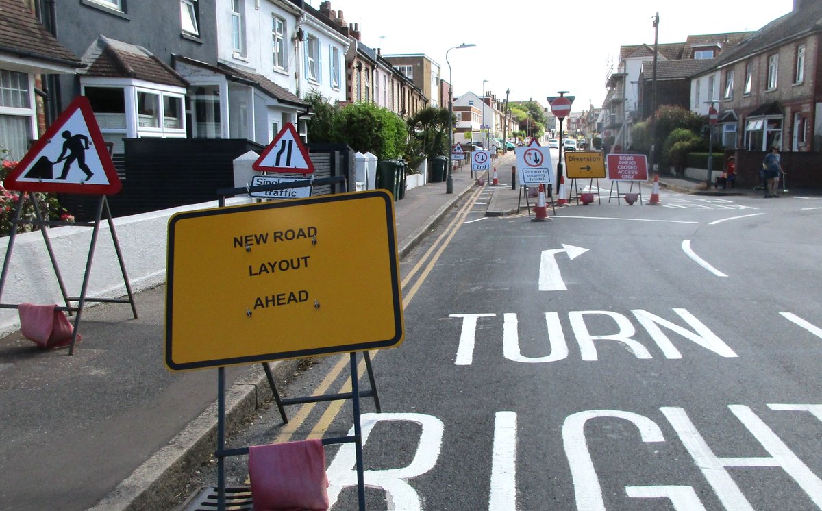 It's crazy to use this number of signs! 
They don't even make sense <a href="/BrightonHoveCC/">Brighton & Hove City Council</a> <a href="/BrightonHoveTCC/">Brighton & Hove Travel</a> 
Vale Road, Portslade. #Brighton