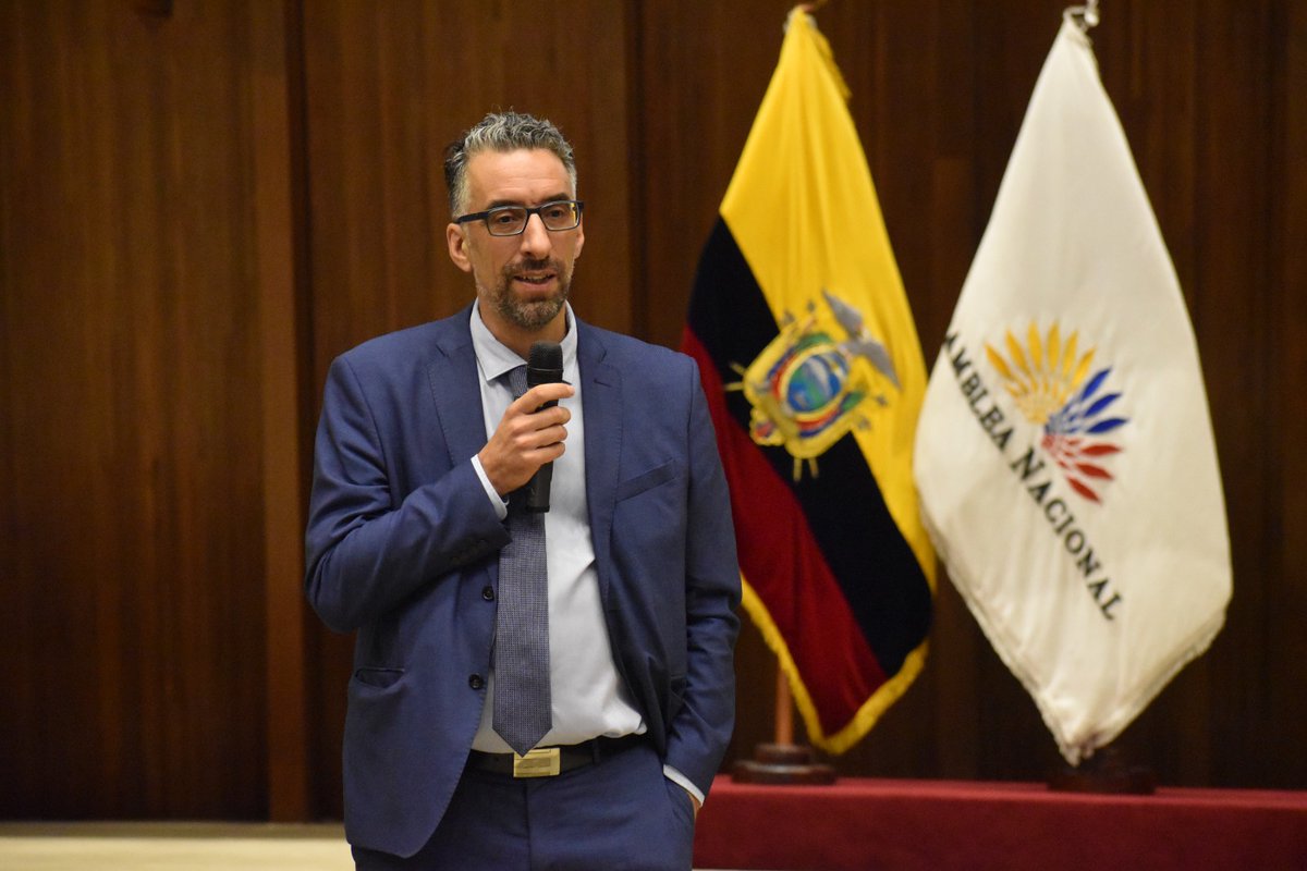 UNIR_Ecuador's tweet photo. 📚Introducción al Curso Administración Pública en la Lucha contra la Corrupción. 

El Dr. @victorcpascual, Director del Área de Ciencias Políticas y Relaciones Internacionales de @UNIRuniversidad, fue el encargado de dar la bienvenida a los asambleístas y funcionarios de la @AsambleaEcuador, quienes cursarán con nosotros el programa “Administración Pública en la Lucha contra la Corrupción”. 

🧑‍💻Durante la sesión, explicó el funcionamiento de la plataforma virtual, las clases #online y el sistema de seguimiento personalizado con mentores de UNIR quienes los acompañaran en sus estudios. 

🤝Esta iniciativa refuerza el compromiso con la formación continua y la transparencia institucional.

¡Mucho éxito en sus estudios online! 💪

#FormaciónOnline #Transparencia #UNIR #Anticorrupción #asambleaNacional