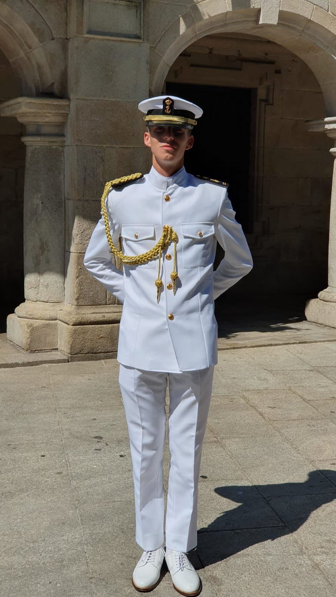 manpalomares's tweet image. Mi sobrino y ahijado ha jurado bandera hoy ante SSMM. Ha finalizado su primer año en Marín.
Enhorabuena!!!