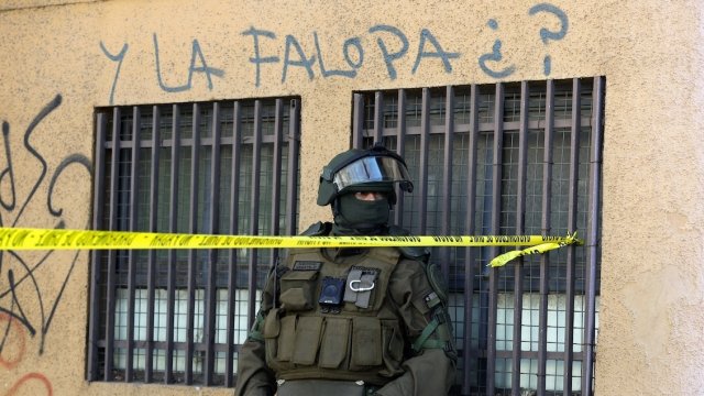 [Foto] San Miguel: El operativo del GOPE para detener a sujeto que disparó desde un edificio #Cooperativa90 tinyurl.com/yp28beos