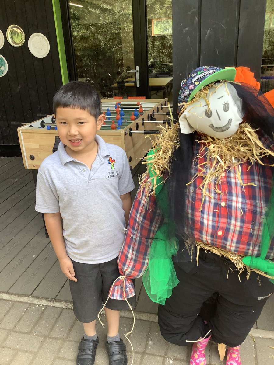 At the Hive the children created a scarecrow. They stuffed him with lots of straw. The children also had a competition on the best name. The name was chosen. Amazing BOWIE.🙂🙂 what a lovely creative evening they have had.#FAB!