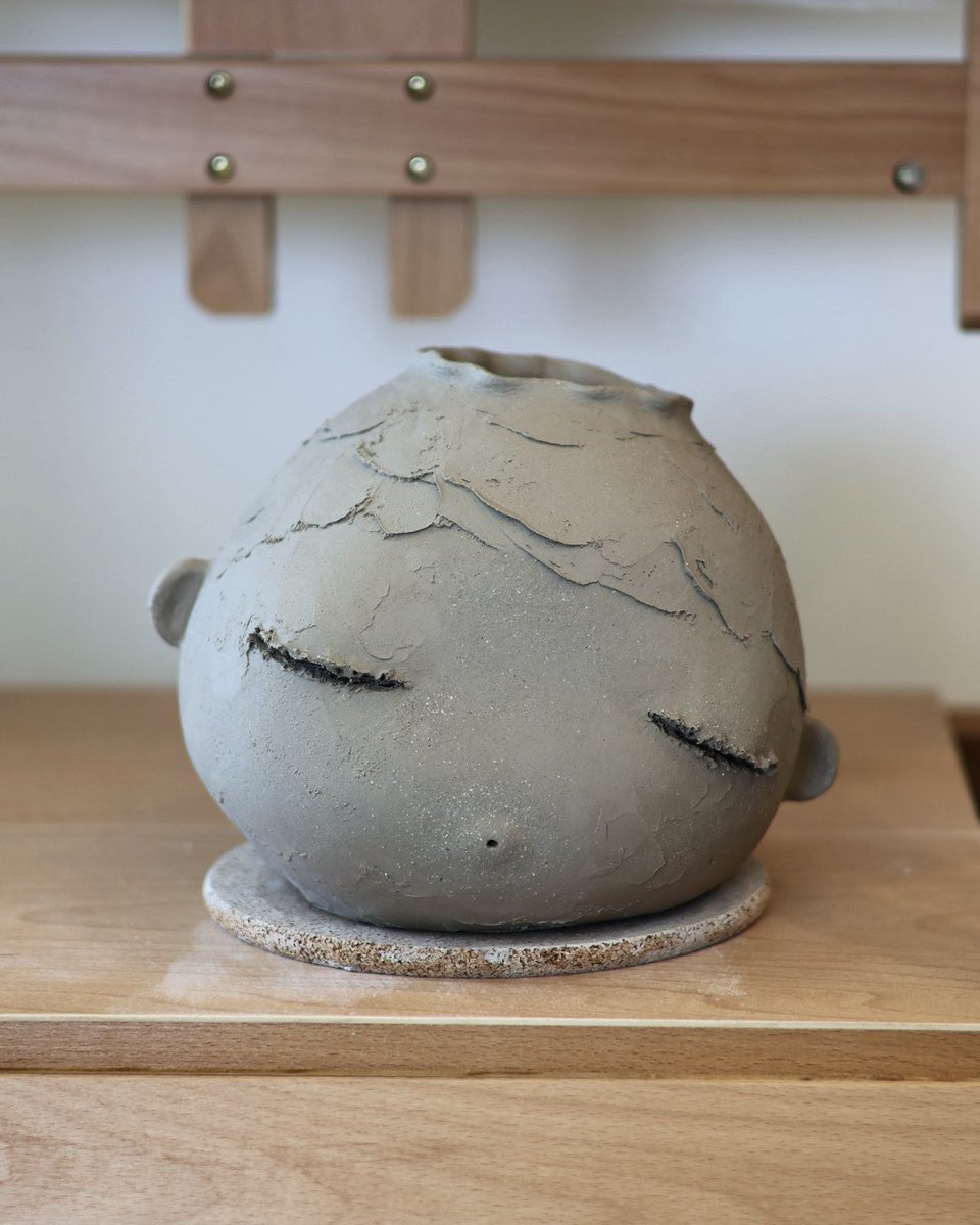zoewinters_'s tweet image. 𝘸𝘢𝘵𝘦𝘳 𝘣𝘰𝘺, one of my favorite new ceramics drying under an easel ☀️