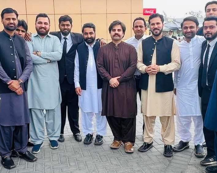 پیارے بھائیوں حسان نیازی اور حیدر مجید کی ناحق قید کو 700 دن مکمل ھو گئے لیکن الحمداللہ آج بھی ہمارے بھائی ڈٹ کر کھڑے ہیں
نوجوانوں کا فخر حسان نیازی اور حیدر مجید 💕💕