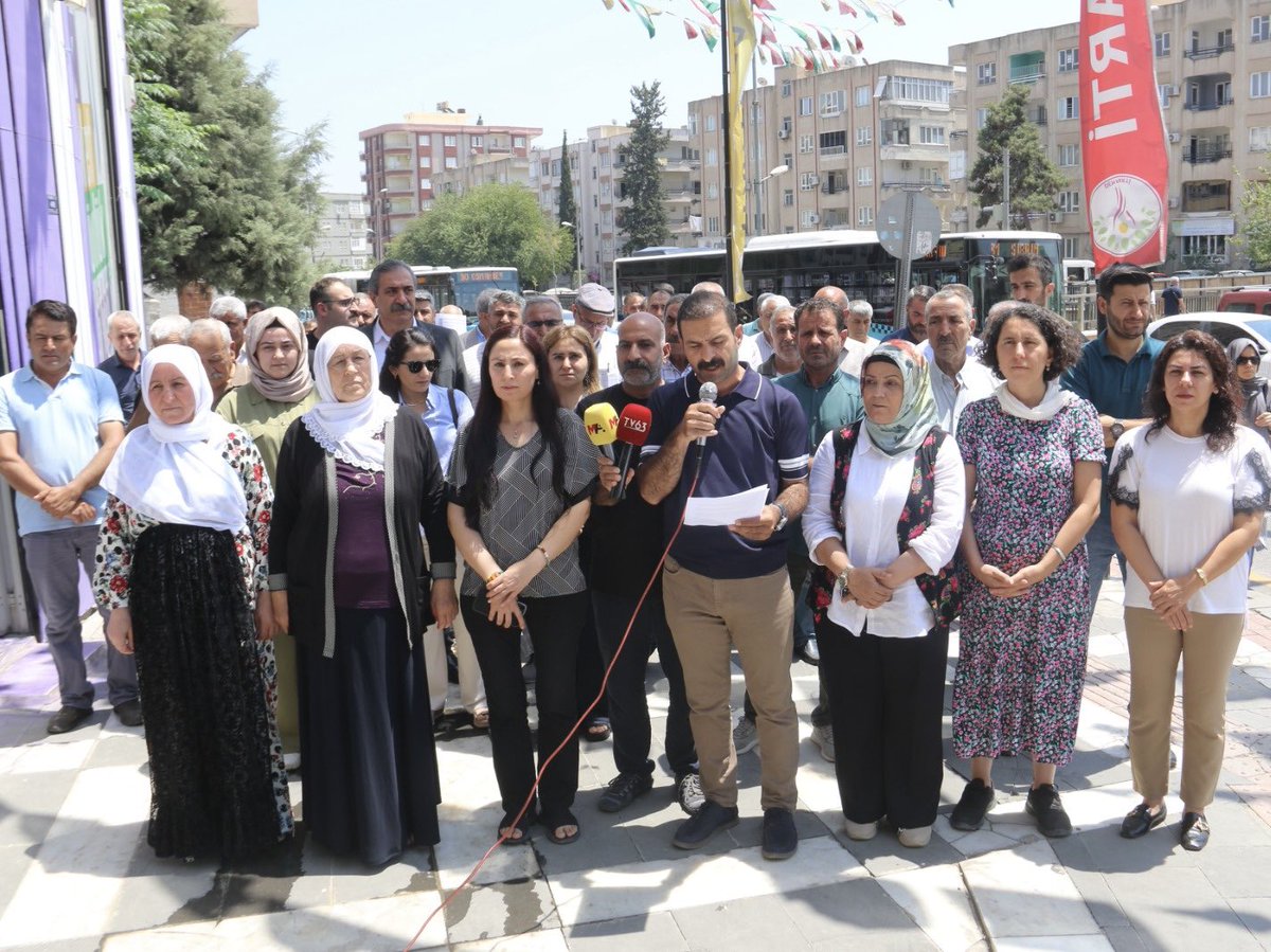 Zimanê me nasname û hebûna me ye! 

İstanbul'da Kürt bir aileye yönelik Kürtçe müzik dinledikleri için yapılan saldırıyı Urfa’da yaptığımız basın açıklamasıyla demokratik tepkimizi ortaya koyduk.