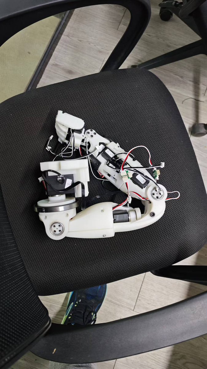 Xianbao_QIAN's tweet image. HopeJR: Hello world!
How about the first humanoid building livestream?
As we're finishing up assembling the first arm of HopeJR. I'm thinking about having a half day live streaming tmr to show the progress as we build. Tmr night, Martino and @seeedstudio will go through the…
