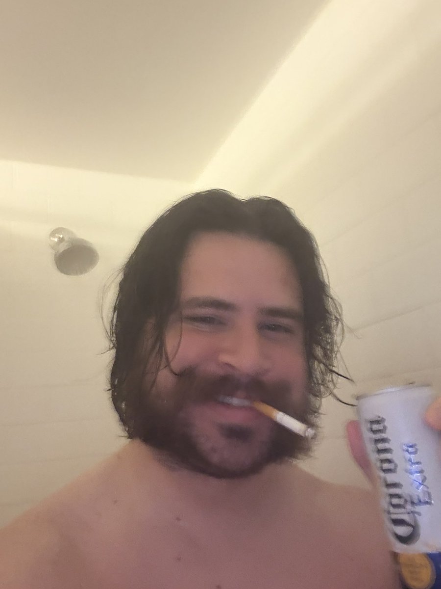 sammichluvrrr's tweet photo. the world ain’t ready for #ShowerBeerCig https://t.co/c4OFtoNBIZ