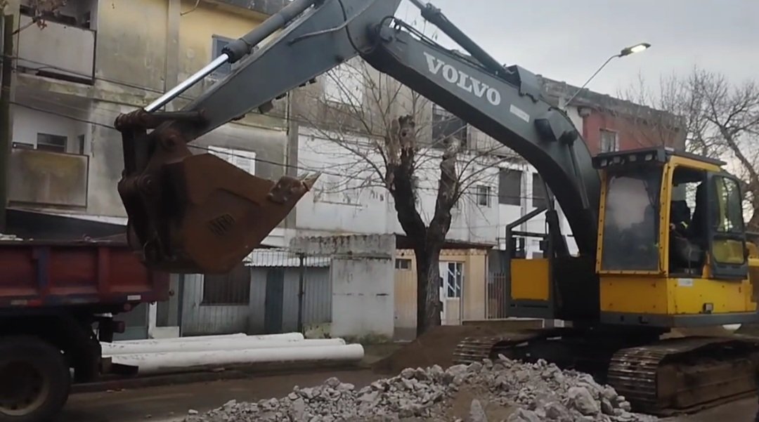#HueleMAL
Vecinos denuncian permanentes problemas de aguas servidas y mal olor. Leandro Gomez entre Zorrilla y Oribe.
<a href="/OSE_Uruguay/">OSE</a> comenzó hoy reparaciones en rotura de colectores de la zona. Problemas en áreas bajas datan de tiempo atrás por falta de inversión en antigua red.