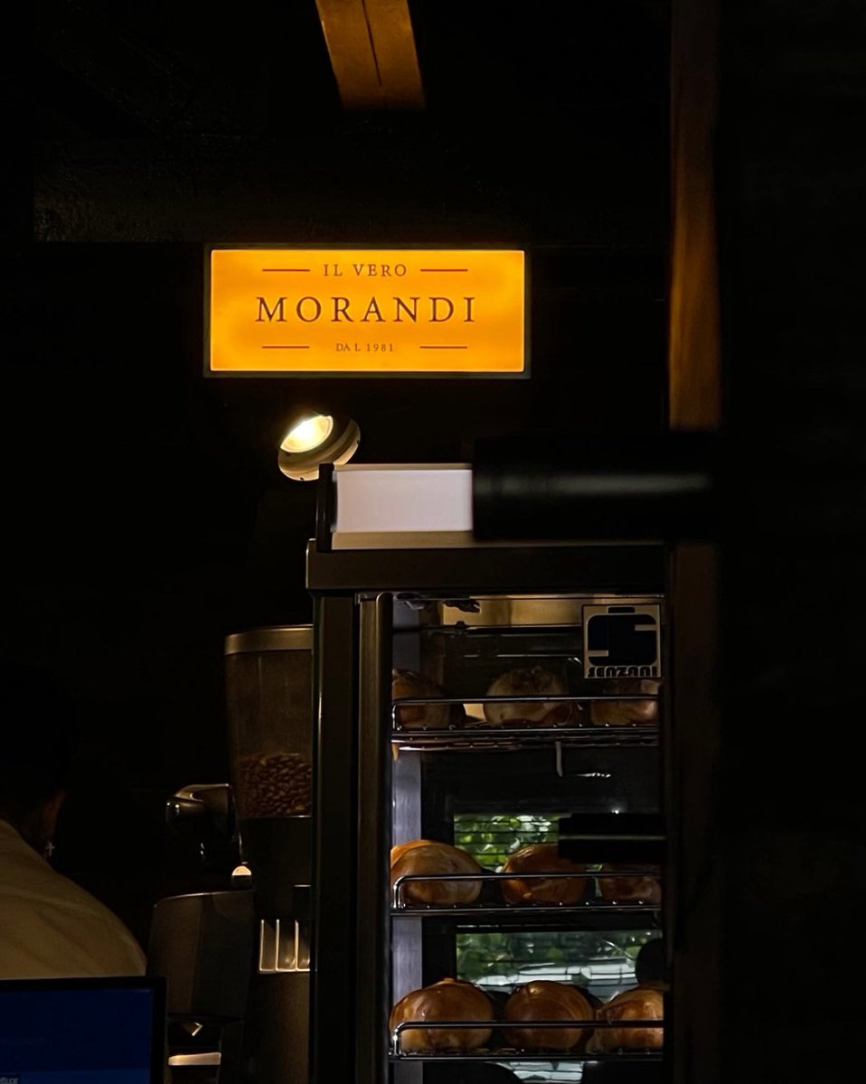 _mrq28's tweet photo. BUENO fui al verdadero morandi por chismosa y terminamos siendo sus primeros clientes (en mi defensa queda super cerca del trabajo)

esta super rico el café y el cachito, que fue lo que probamos, vayan!!!💜 https://t.co/I1fCc9MgAe