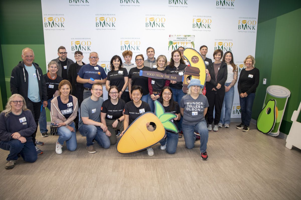 LAFoodBank's tweet image. The 17th annual #FoodFromTheBar campaign raised more than $600,000 to fight hunger in LA County!
👏 Big thanks to the legal community for supporting @LAFoodBank. Since 2009, this campaign has raised over $8M!
🏆 Overall Winner: Munger, Tolles & Olson
🏅 Per Capita Winner:…