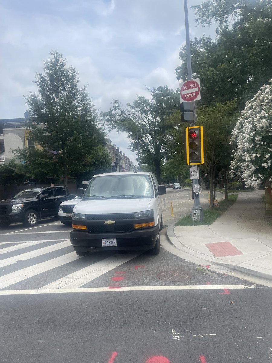 natsfert's tweet image. Spotted: A DC government van (had the flag on the side) just idling in the bike lane. 🤦🏻♀️
