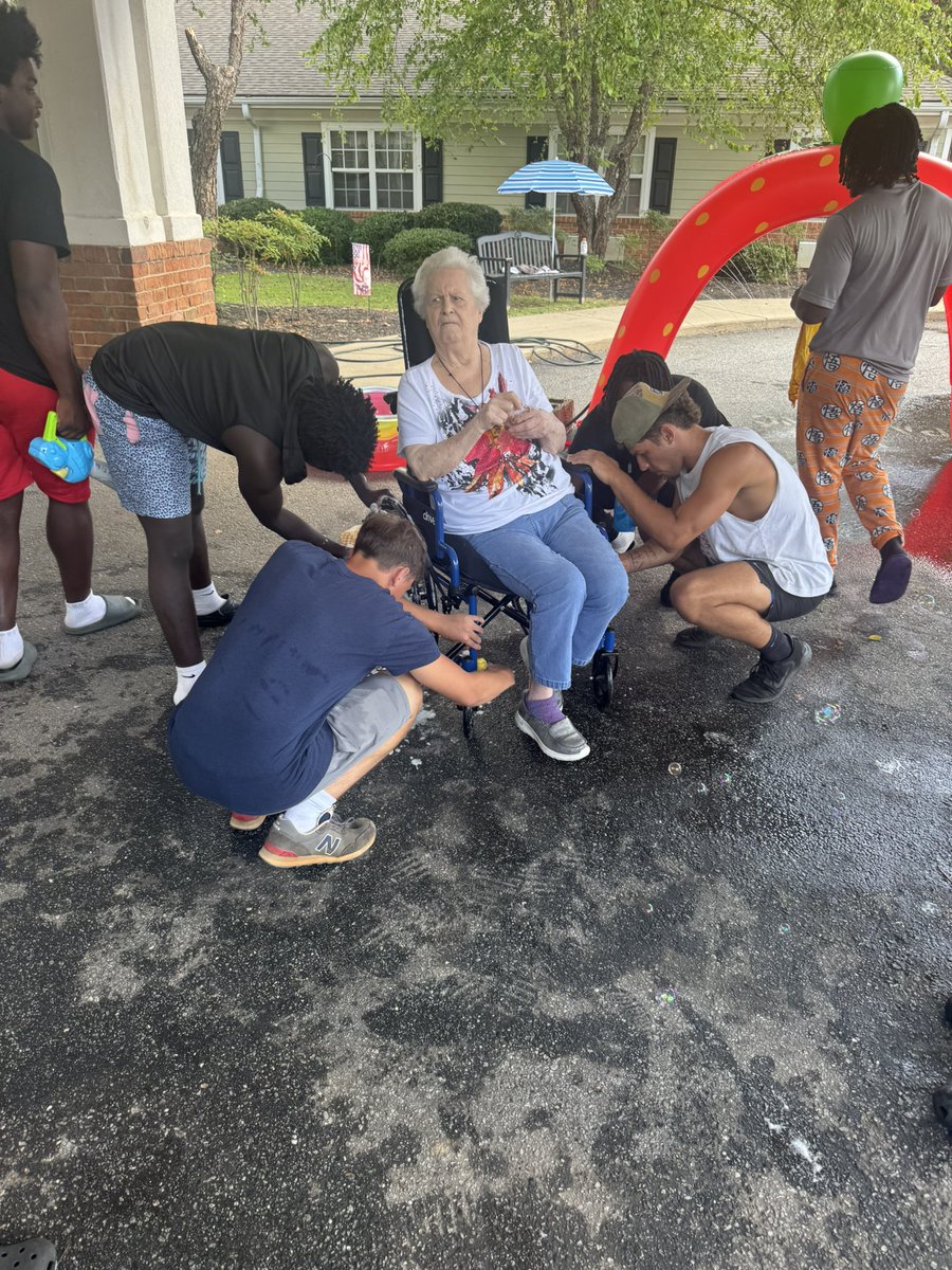 Linebacker’s went out after practice today to Viva Assisted Living and enjoyed a Wheelchair Carwash ❤️ #Chasing19 🖤💛