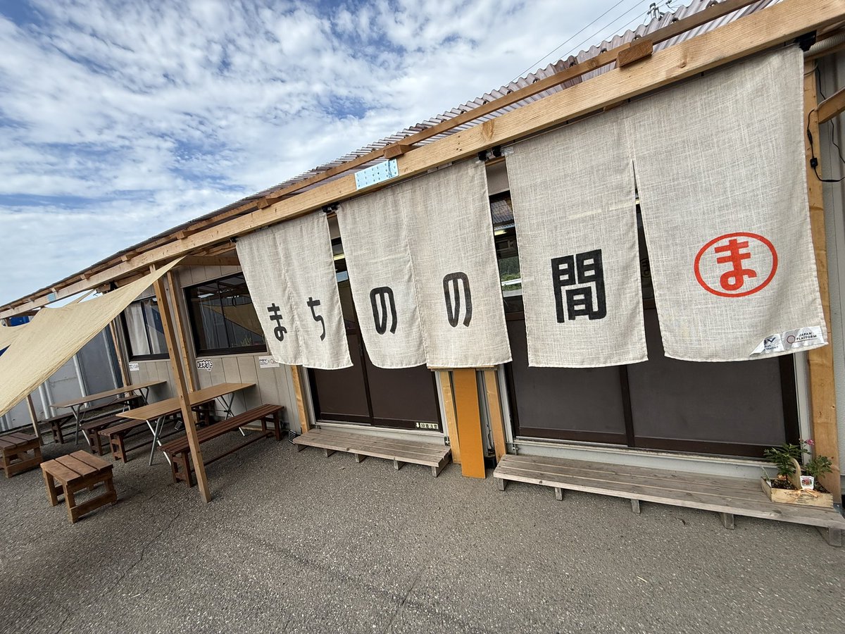 gaugaufukkou's tweet photo. 作業後ハ町野ノ仮設支援デ #コネクト カラリース支援サセテ貰ッテイル仮設コンテナデ仮設住宅ノ住人さん用ニ憩いの場ヲ運営サポートサレテイル #ピースボート さんニゴ挨拶。

仮設工事現場事務所感ヲ感ジサセナイ装飾ヤアイディアニ関心サセラレマシタ。

現在調整中ノ仮設集会所支援モコンナ感ジガ良イナ👍