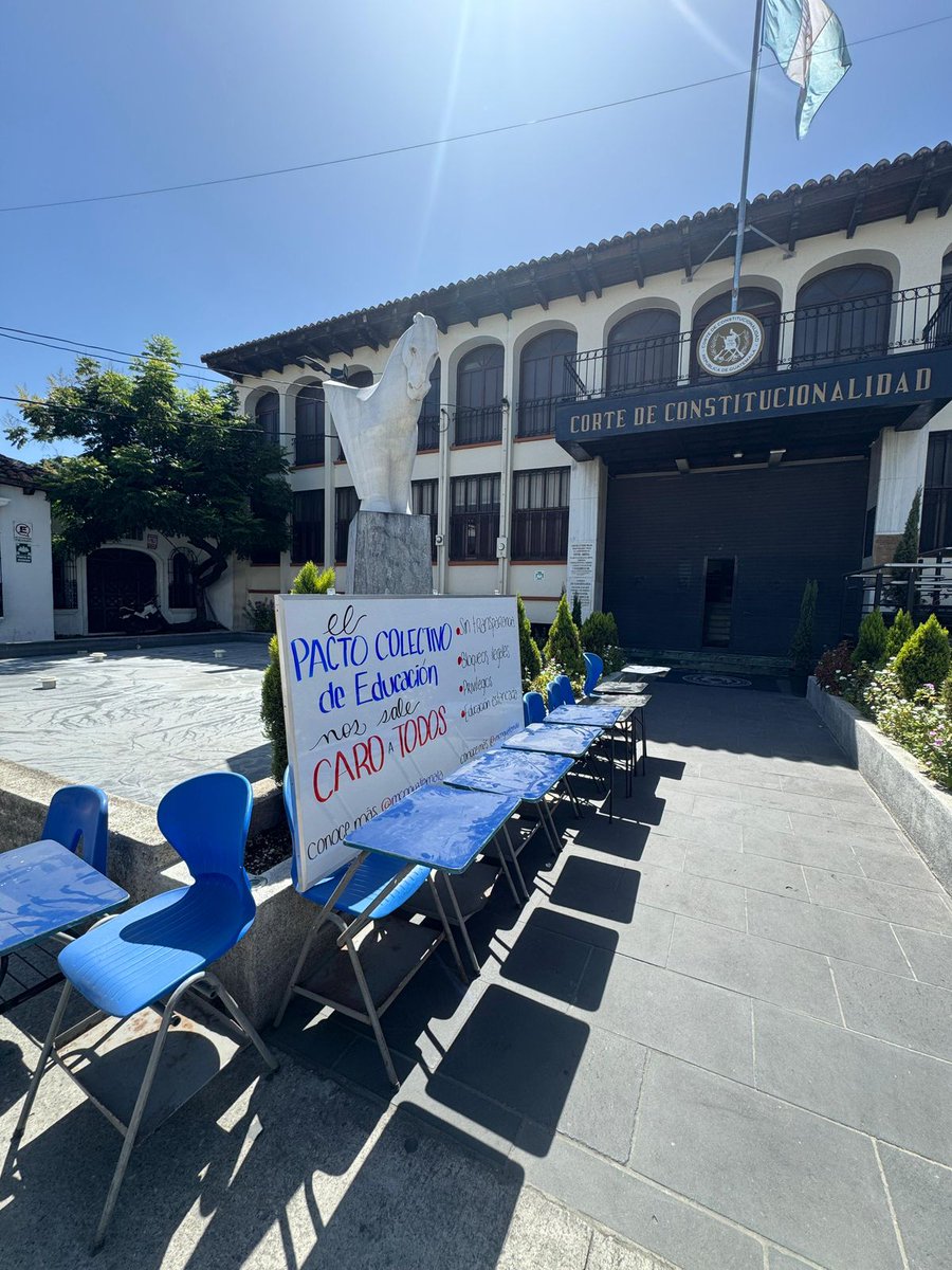 dcuevas_gtv's tweet image. #Ahora
El @MCNGuatemala realiza un acto simbólico frente a la @CC_Guatemala en rechazo a la secretividad del pacto colectivo de educación. Hoy la CC tiene en agenda una inconstitucionalidad qué ataca la reserva de la información en las negociaciones del pacto colectivo.