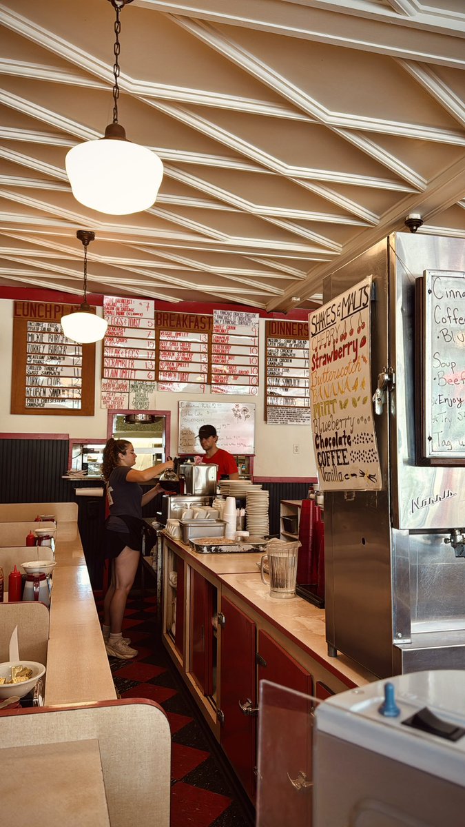 JJWatt's tweet image. Cash only.
Fair Prices.
Massive Portions.
Fast, Friendly Service.
Mickies the 🐐
(This place is almost solely responsible for helping me gain weight when switching from TE to DE in college 🤣)