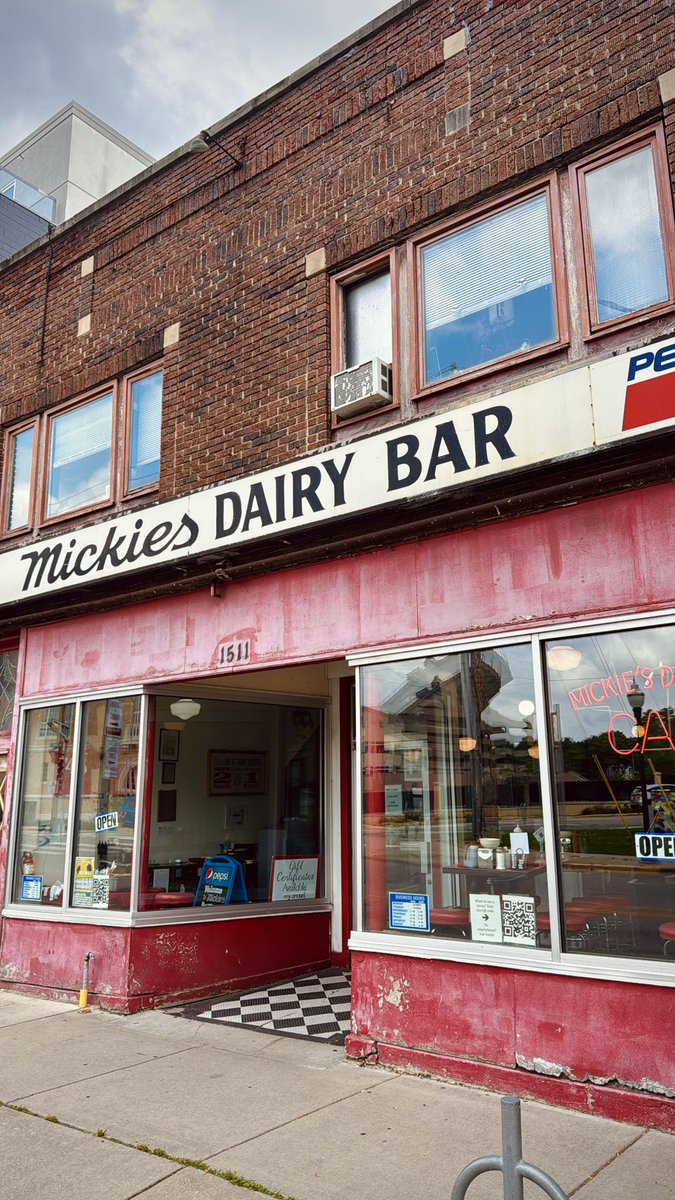 JJWatt's tweet image. Cash only.
Fair Prices.
Massive Portions.
Fast, Friendly Service.
Mickies the 🐐
(This place is almost solely responsible for helping me gain weight when switching from TE to DE in college 🤣)