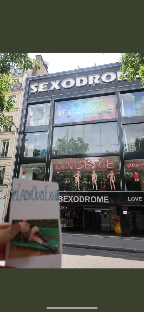 Quand un fan te fait une dédicace devant ton sex shop préféré 😻 de Paris le « Sexodrome » La prochaine fois il viendra avec nous 😈 <a href="/LeSexodrome/">Sexodrome</a>
