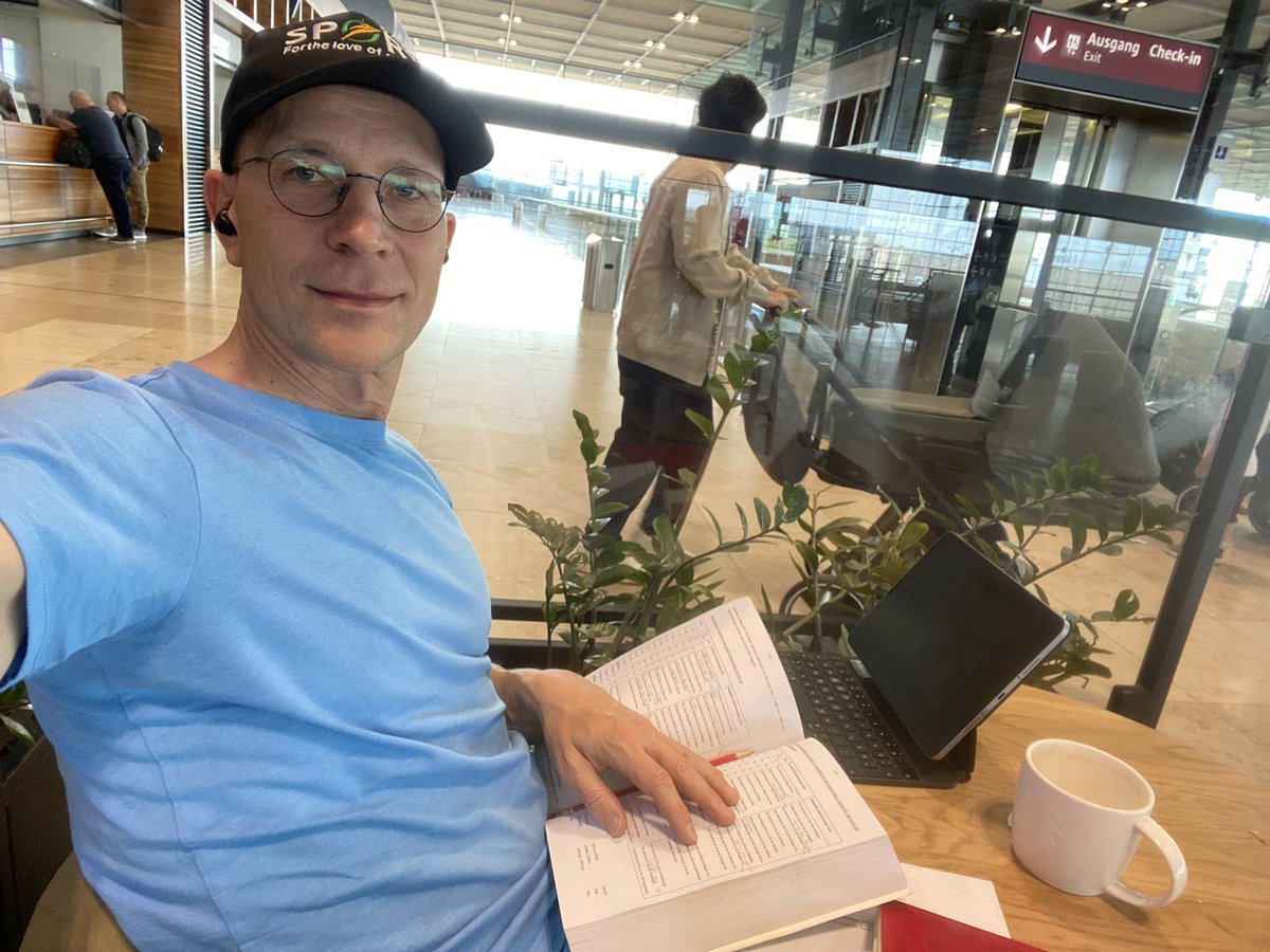 🇩🇪🫱🏻‍🫲🏽🇿🇦
Let’s talk.
Jeremane e boledišana le Afrika Borwa

Doing Sepedi class online at Berlin Airport