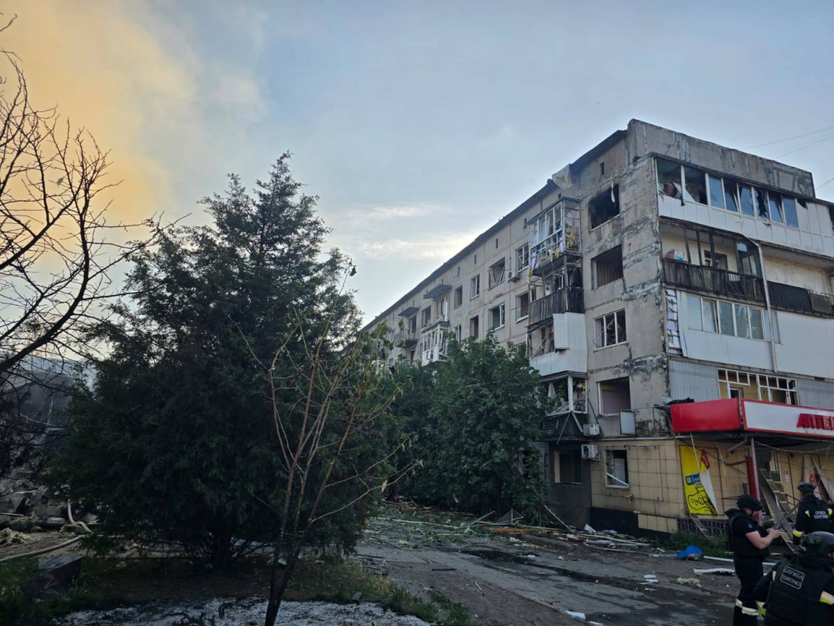 😞 2 загиблих, 14 поранених — такі попередні наслідки удару по Добропіллю.

Росіяни знову цілеспрямовано вдарили туди, де завжди багатолюдно — по торговому центру у середмісті. Цього разу застосували 500-кілограмову авіабомбу.

За попередніми підрахунками, відомо про 30