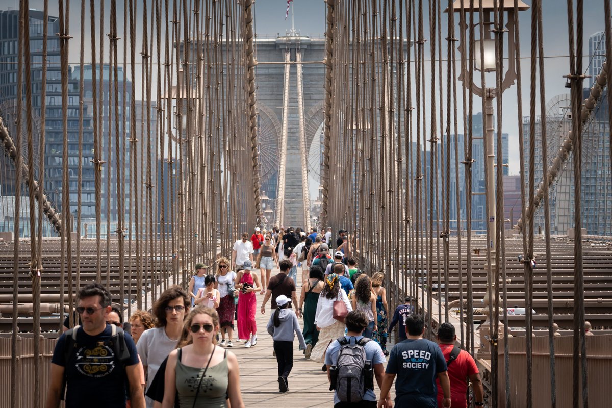 nycgob's tweet image. Neoyorquinos: Hay un Aviso de Calor vigente en la ciudad.
Si no tienen aire acondicionado en casa o necesitan un lugar donde resguardarse del calor cuando estén afuera, llamen al 311 para encontrar un centro de enfriamiento cercano a ustedes.
Vean más en NYC.gov/BeatTheHeat