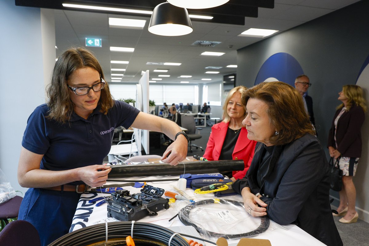 PrifWeinidog's tweet image. Great to visit BT Group in Cardiff today.
Gwych clywed am y cynnydd y mae Openreach yn ei wneud i ddarparu ffibr llawn—over 70% of Wales now has access to full fibre.
We’re working together to ensure the roll-out continues, particularly in rural and remote areas.