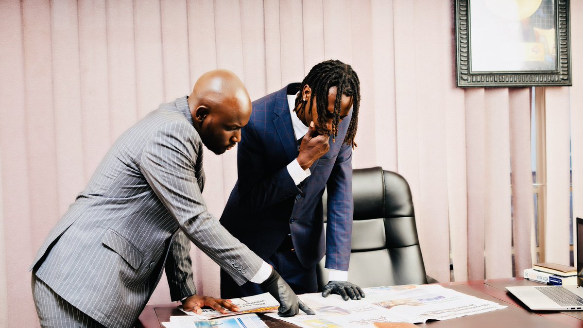 R_peels's tweet image. What do you think me and the Secret service were discussing ?

PRESIDENTIAL CANDIDATE ALBUM  29 JULY .

18 July Tracklist,Credit &amp;amp; Pre-Order link ‼️