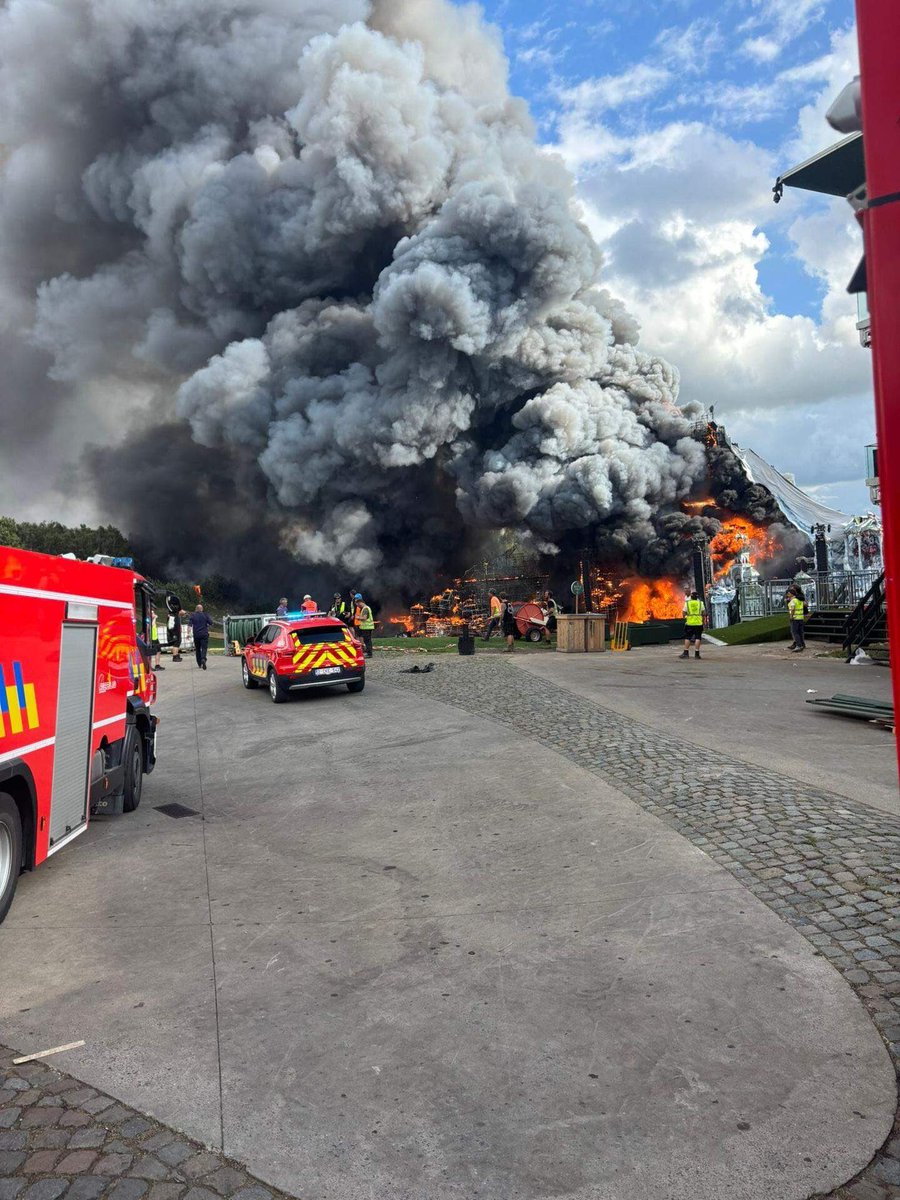 iQueRaver's tweet image. Se incendio el escenario principal de Tomorrowland 💀