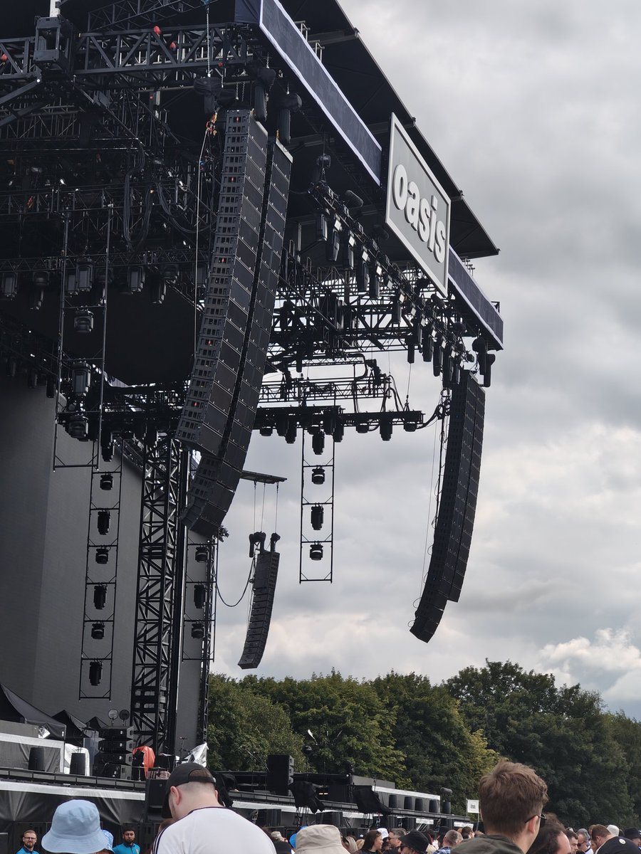 _sunday_rain_'s tweet image. c&apos;mon you know 

#Oasis