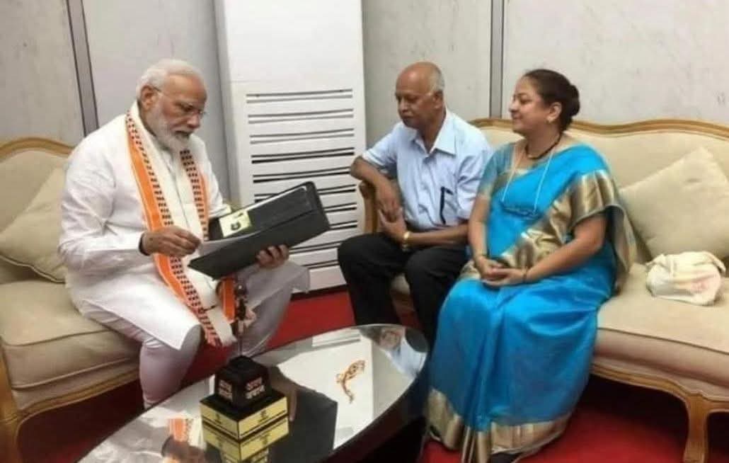 प्रधानमंत्री के बगल में बैठे हैं पुणे निवासी 
योगेश सिद्धार्थ और उनकी पत्नी सुमीता सिद्धार्थ। 

प्रधानमंत्री मोदी ने उन्हें अपने घर आमंत्रित किया है ताकि वह उन्हें बधाई दे सकें। आखिर उन्होंने ऐसा क्या किया है जो उन्हें प्रधानमंत्री के घर बुलाया गया ?

योगेश सिद्धार्थ भारतीय वायु