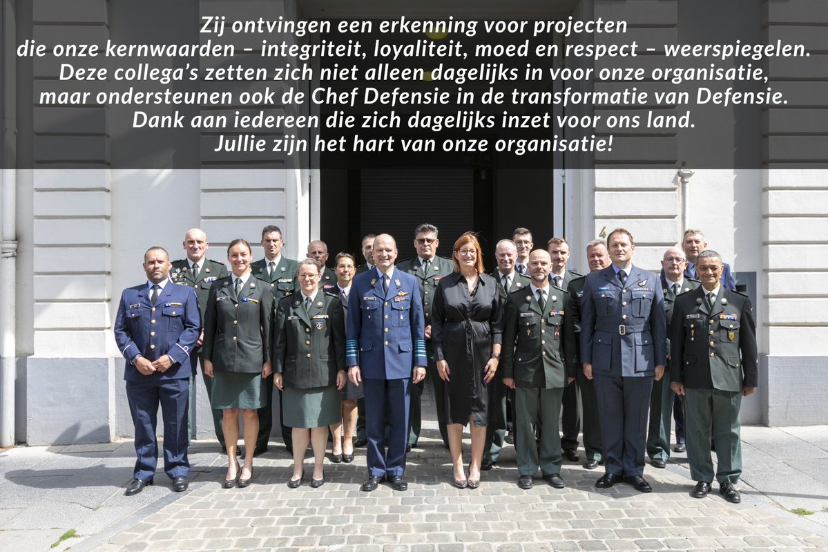 Vandaag zijn een twintigtal medewerkers van Defensie door Chef Defensie, Generaal Vlieger Frederik Vansina, in de bloemetjes gezet voor hun uitzonderlijke inzet en bijzondere bijdragen.