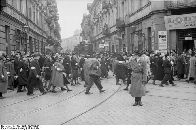 AnitaSchelde's tweet image. Chaim Aron Kapłan 16 VII 1942r. :
"Zdarzają się codzienne przypadki zabierania polskiej młodzieży do getta w biały dzień wojskowym samochodem i rozstrzeliwania w miejscu publicznym na oczach tysięcy przechodniów"
Zrobicie Państwo @Yaakov_FINKLSTN & @IsraelinPoland RT ???