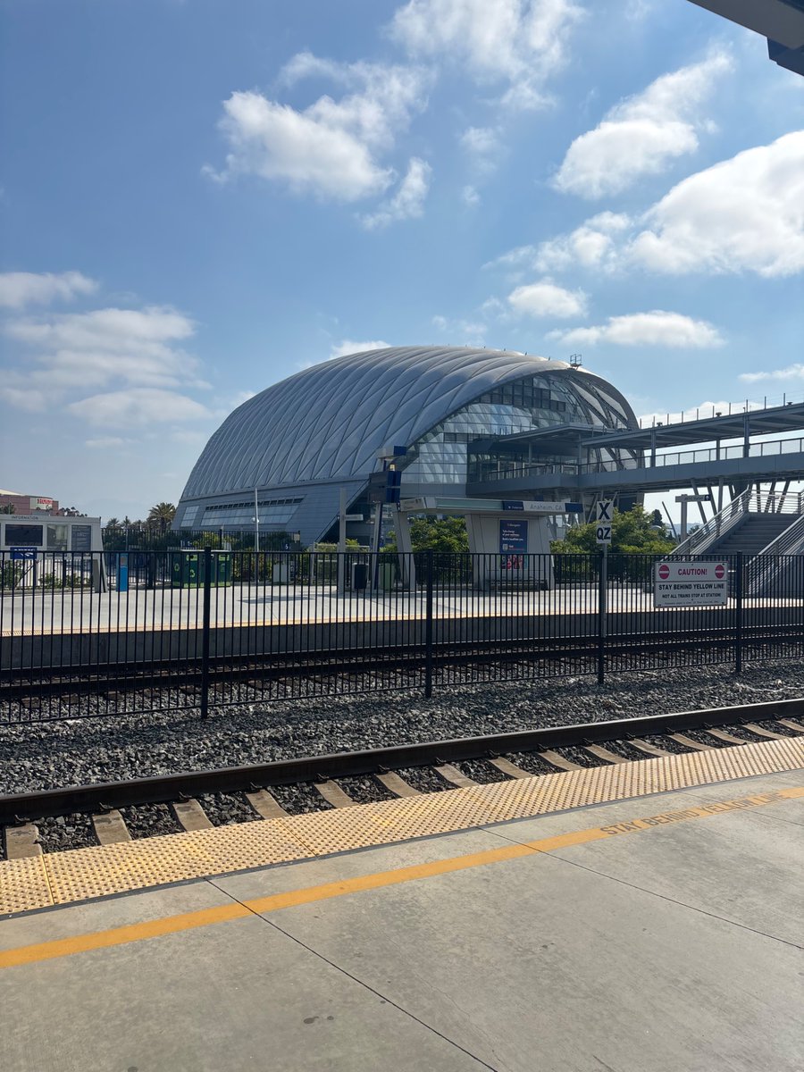 rocketgobrrrrr's tweet image. forcing at @ameliaUrquhart_ to use the best commuter rail on god’s green earth 😤😤😤