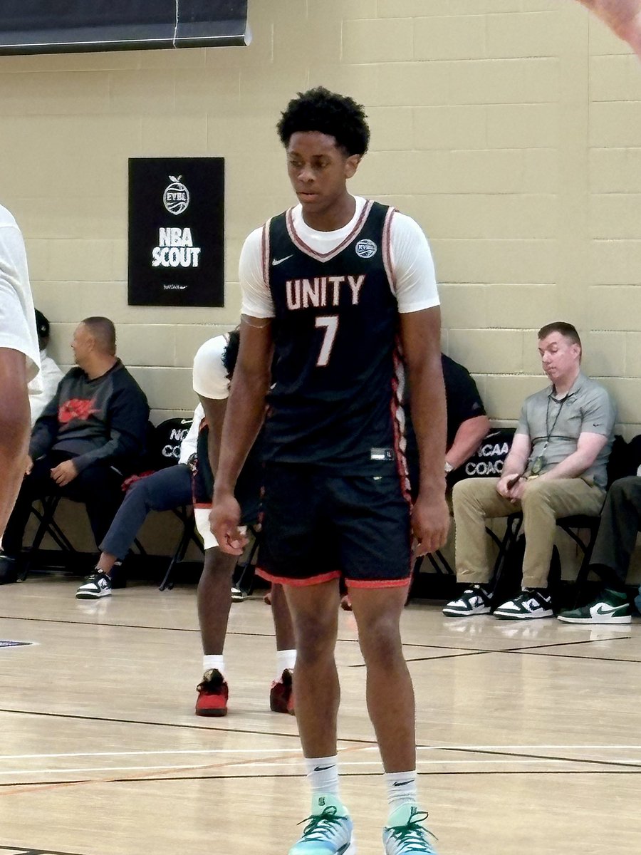 League_Him's tweet image. Brandon McCoy Jr. has been dominant through two games of Peach Jam group play. Looks hungry after U19s.
Exploded for 38 points yesterday and was everywhere today. Shooting the leather off the ball. Step backs and spot-ups. Elusive finishes.
Disrupting defensively and putting…