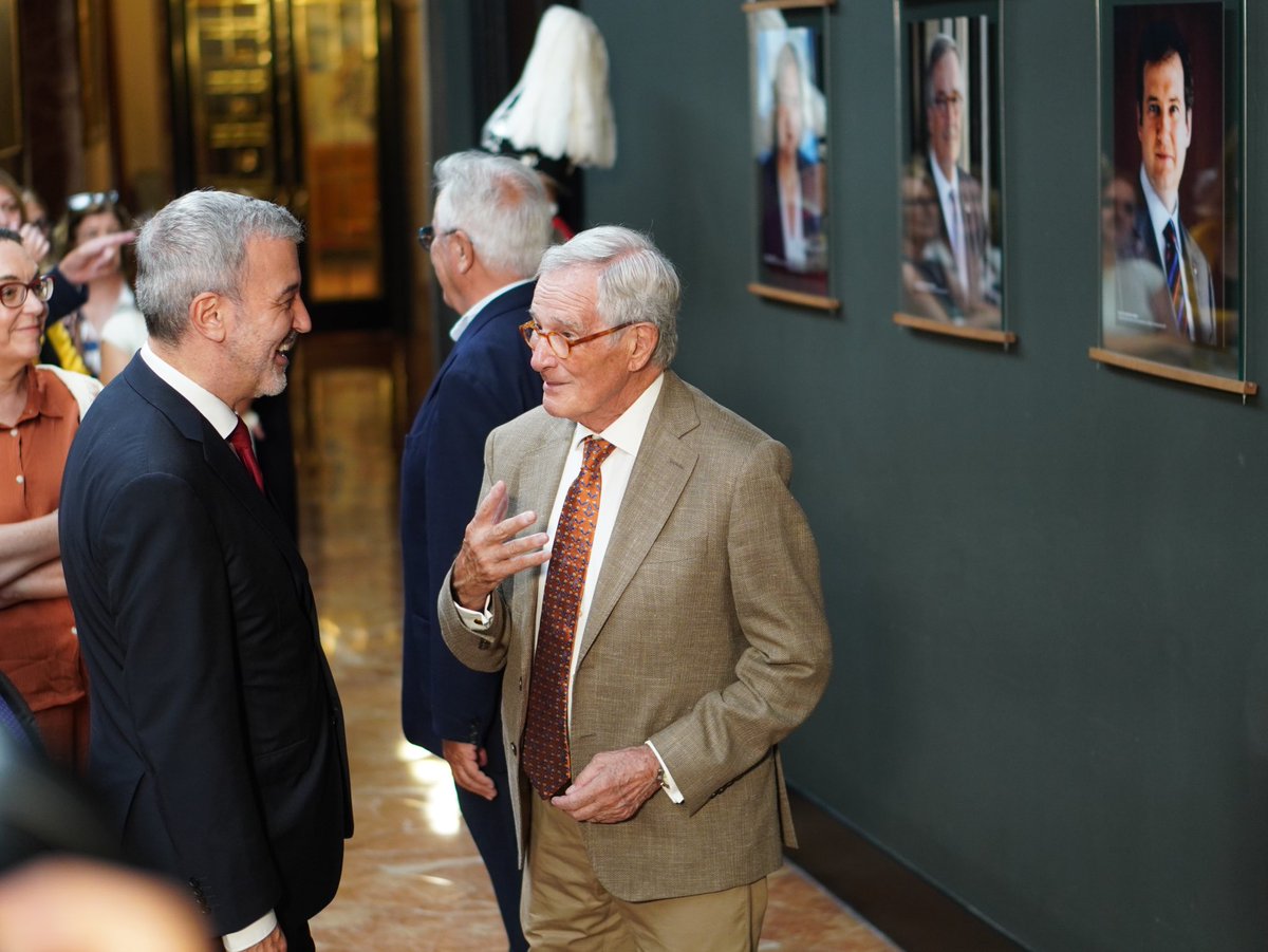 Junts per Barcelona (@junts_bcn) on Twitter photo L’alcalde <a href="/xaviertrias/">Xavier Trias</a> assisteix a la presentació de la galeria d’alcaldes i alcaldessa de Barcelona.
També ha signat el llibre d’Honor de la Ciutat. L’alcalde <a href="/xaviertrias/">Xavier Trias</a> assisteix a la presentació de la galeria d’alcaldes i alcaldessa de Barcelona.
També ha signat el llibre d’Honor de la Ciutat.