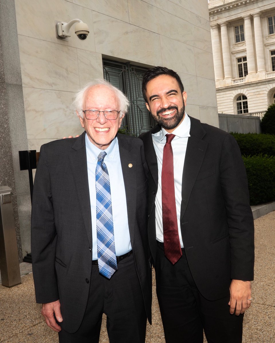 BernieSanders's tweet image. Had a great meeting with @ZohranKMamdani and am deeply impressed by the grassroots campaign he is running.
The Oligarchs are prepared to undermine democracy & spend tens of millions to buy the election for his opponents.
We will not allow that to happen. Stand with Zohran.