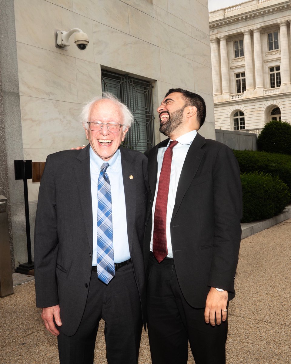 BernieSanders's tweet image. Had a great meeting with @ZohranKMamdani and am deeply impressed by the grassroots campaign he is running.
The Oligarchs are prepared to undermine democracy & spend tens of millions to buy the election for his opponents.
We will not allow that to happen. Stand with Zohran.