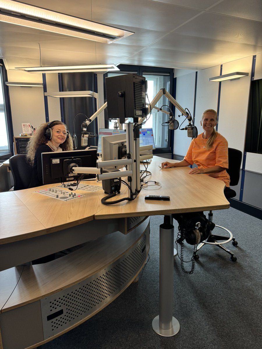 FinBotschaftDe's tweet image. Grüße aus dem Haus des Rundfunks! 📻
Die Kulturreferentin der Botschaft @sofiebackmn besuchte heute Shelly Kupferberg im Radio 3 @rbb im über die neue Ausstellung #kleinabergroß der Nordischen Botschaften zu sprechen.
🎧🔊 Das Gespräch zum Nachhören: radiodrei.de/programm/schem…