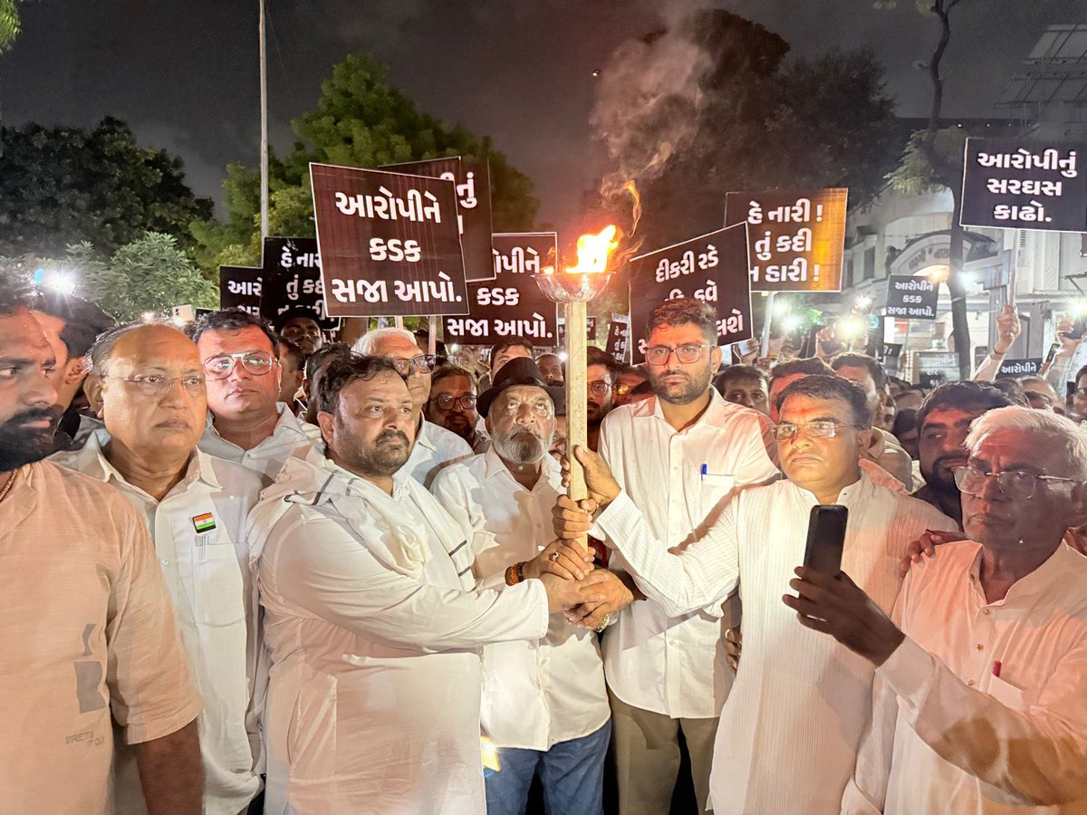 Gopal_Italia's tweet photo. કતારગામ વિસ્તારમાં ૧૯ વર્ષની એક માસૂમ દીકરીને નીલ રબારી અને વિષ્ણુ રબારી નામના બાપ-બેટાની જોડી એટલી હદે બ્લેકમેઈલ કરવામાં આવી કે, તેણે આત્મહત્યા કરી લેવી પડી.

નિર્દોષ દીકરીની આત્મહત્યાના વિરોધમાં આજ કતારગામના સર્વ સમાજ દ્વારા કેન્ડલ માર્ચ કાઢીને ન્યાયની માંગણી કરવામાં આવી. https://t.co/FgHbe4y8pE