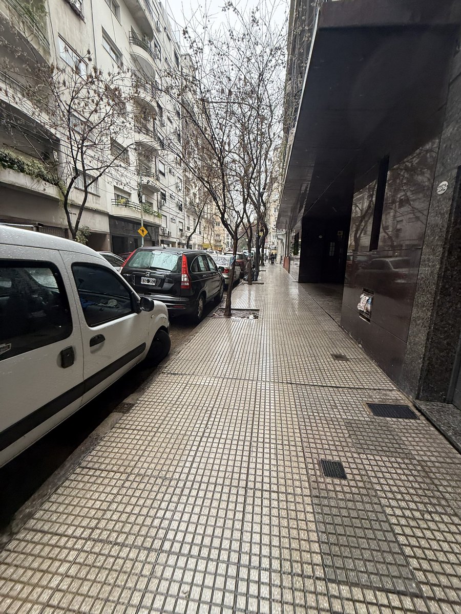 sfages's tweet photo. @VecinosCon5633 @jorgemacri @gcba @ibaistrocchi @CominVillanueva @MHPineiro @PoliciaCiudadBA @batransito @LeoRicciardiOK En otro episodio en donde la #Comuna2 es una joda.. les presento Juncal al 2200 en donde van  a poder observar una veterinaria que deja conos en la puerta para reservar lugar para descarga de alimentos, y autos estacionados de la dos manos en donde no se puede. Que gestión!! https://t.co/aTzwJh3XwH