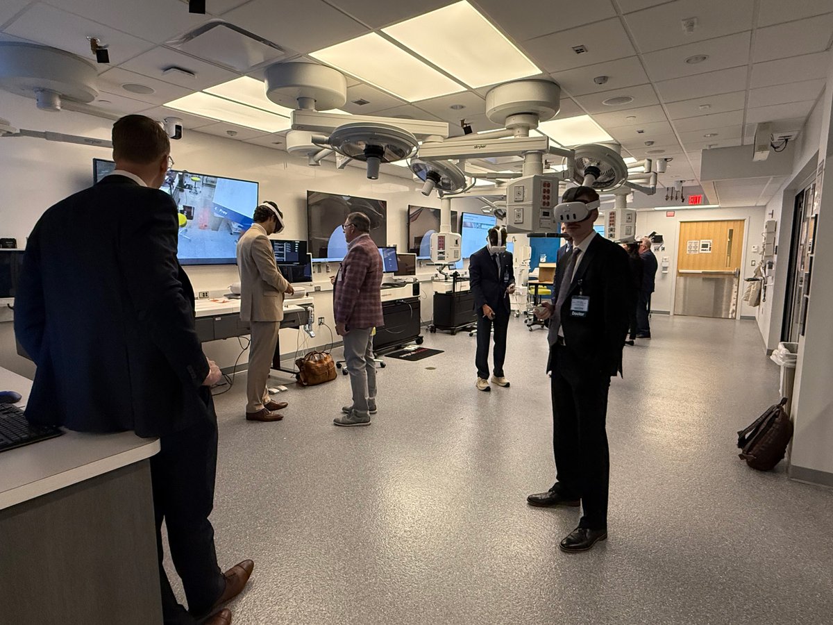 MayoMN_RadRes's tweet image. ๐ธโจ Our new R1s kicked off residency with Virtual Reality Radiation Safety Training โ part of their orientation at @MayoRadiology.
Led by Dr. Jonathan Morris, this immersive training prepares them to deliver safe, effective patient care from day one. ๐ถ๏ธโก๏ธ๐ฉป
#ResidencyEducation