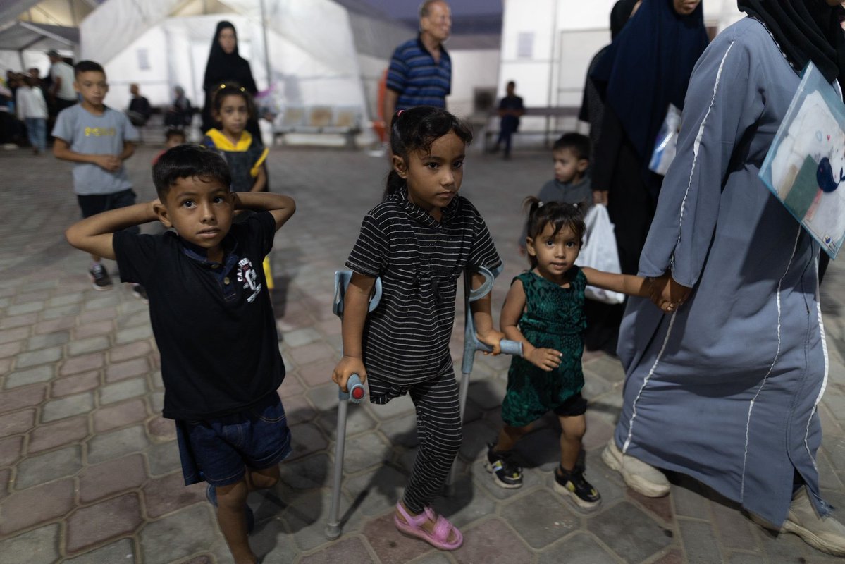 DrTedros's tweet image. Today, @WHO led the medical evacuation of 35 patients, mostly children, from #Gaza to #Jordan, accompanied by 72 family members.
We are grateful to the government of 🇯🇴 for its continued support and for providing specialized care to critically ill patients.
More than 10,000…