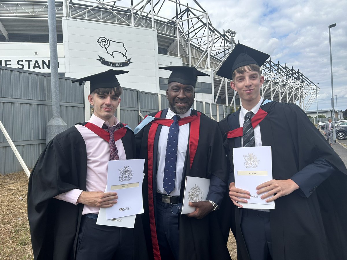 _wstan's tweet image. Graduated with Darren Moore. Decent.
