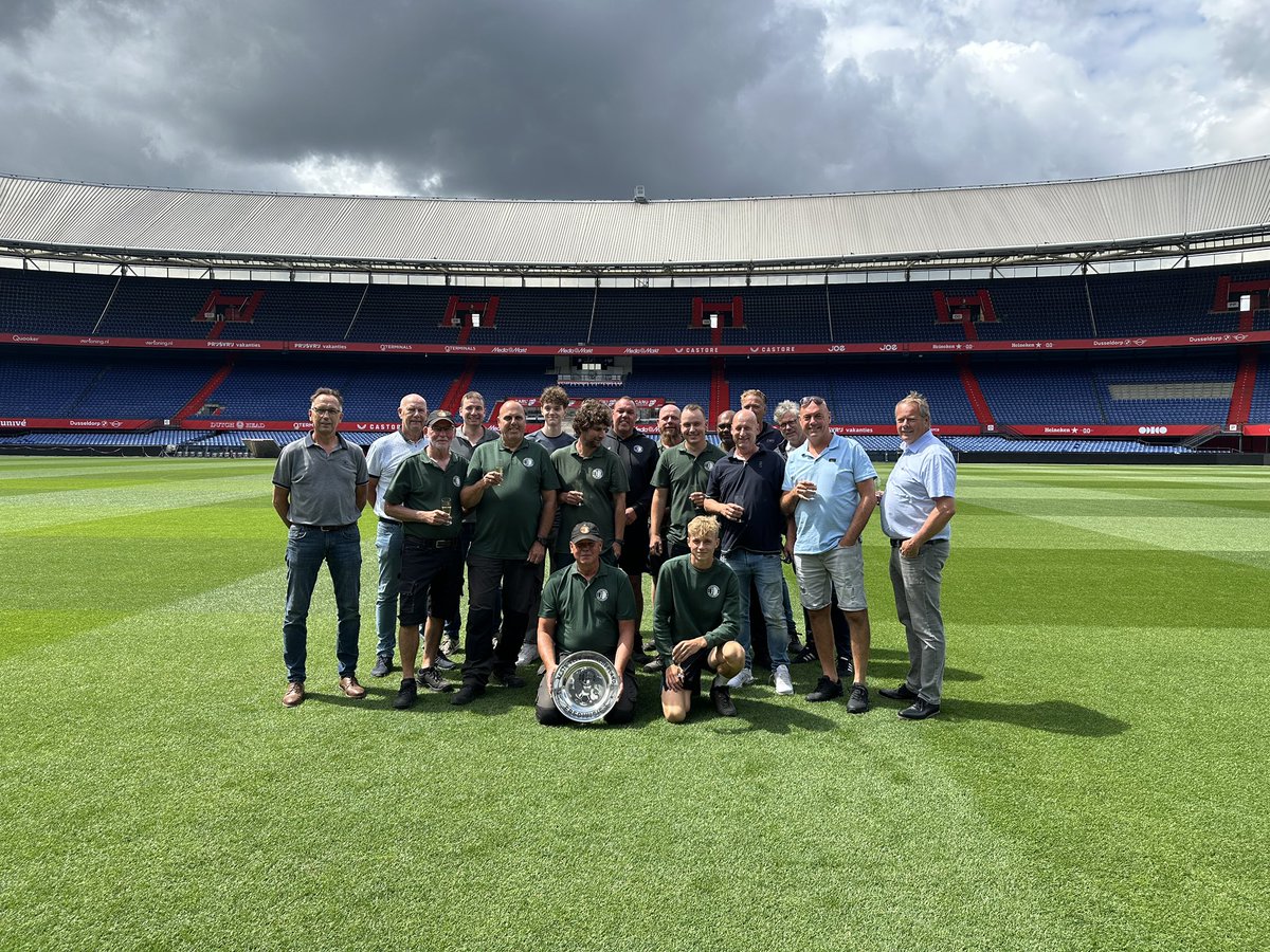 Geweldige schaal overhandiging voor Mario en zijn veldteam gefeliciteerde deze prestatie! <a href="/Feyenoord/">Feyenoord Rotterdam</a> <a href="/GKBmachines/">GKB Machines</a>